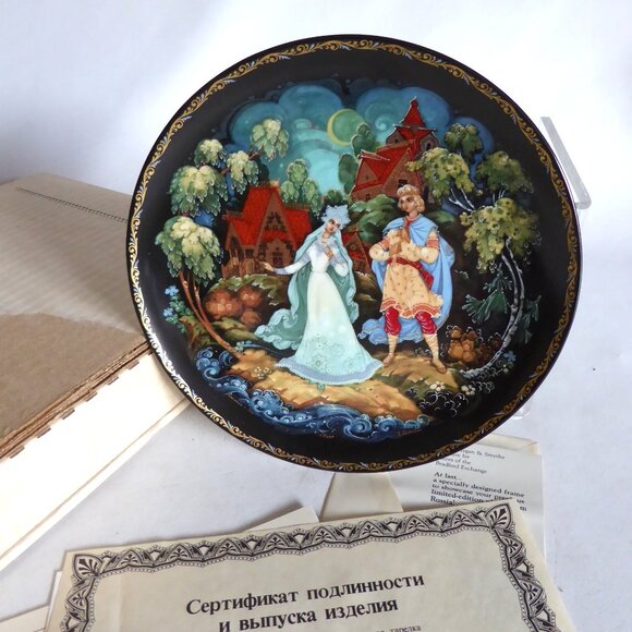 NEW VINTAGE 1990 RUSSIAN LACQUERWARE PORCELAIN SONG OF LOVE 4TH PLATE SNOWMAIDEN - Picture 1 of 10